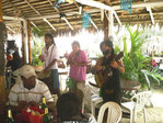 Artistas músicos espontáneos suelen amenizar las comidas en Cabaña Restaurante LA CORVINA del Parque del Marisco de Tarqui - Manta. Ecuador.