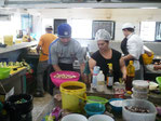 Intensa actividad en la cocina de Cabaña Restaurante LA CORVINA del Parque del Marisco de Tarqui - Manta. Ecuador.