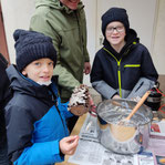 Maximilian und Alexander beim füllen der Zapfen; Bild NABU Ober-Erlenbach