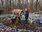 Werner Feucht bei der Montage der "Villa Sorgenfrei"; Bild NABU Ober-Erlenbach