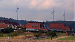 Blick von der Wohnsiedlung „Rhönblick“ (Neubaugebiet am Lüderberg) in Bad Salzschlirf auf drei der fünf Windindustrie-anlagen des „Windparks Wartenberg“ · Foto | Jörg