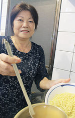 夏川りみさんの母、新盛和枝さん=14日午後、石垣市真栄里のそばどころ「ニライカナイ」