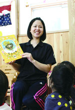 絵本の読み聞かせをする屋良部わか子さん=1月30日、緑ヶ丘保育園