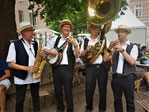 Das Foto zeigt die Band Tuba Libre, 4 Männer mit Saxofon, Banjo, Tuba und Trompete. Die Fotorechte liegen bei der Band.
