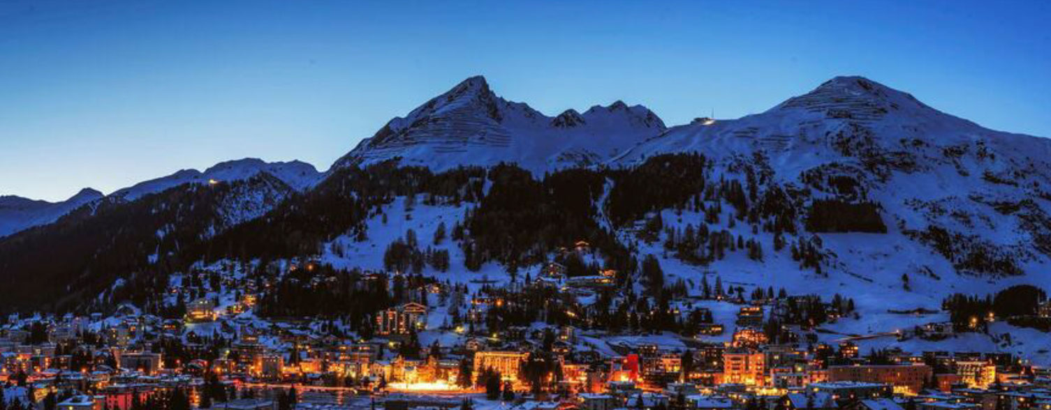 Davos bei Nacht mit Bergen im Hintergrund