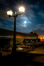 日本　北海道　小樽　Otaru gas lamp and the full moon