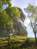 Au pied de la falaise, depuis le chemin d'accès à la grotte