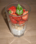 Erdbeer–Basilikum–Quark im Glas