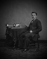 Edison naast zijn uitvinding de fonograaf