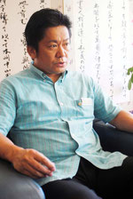 尖閣諸島の国有化合意の報道を受け、報道陣の質問に答える中山市長=5日午前、市役所