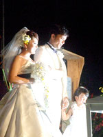 南の島の星まつりで結婚式を挙げた牧野さん一家=3日夜、石垣港新港地区サザンゲート広場