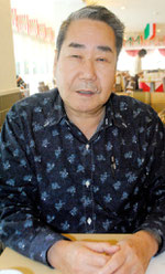 インタビューに答える宮平氏(6日午後)