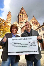 v.l.n.r.: Sabine Flegel und Sternekoch Frank Buchholz