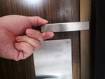 表示錠を開けて外に出ます。
