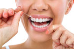 Zahnseide Zwischenräume woman flossing her teeth © Igor Mojzes   fotolia.com