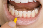 Interdentalbürstchen für die Zahnzwischenräume Mundhygiene © Christoph Hähnel fotolia.com