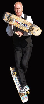 Eddie Haak. Trick: Crossfoot-Pogo-Jonglage.