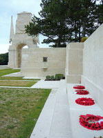 Les couronnes anglaises de coquelicots, "popies", honorant les soldats du Communwealth tombés lors de la 1er guerre mondiale