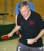 Paul Schmitt erklärt den Spielern wie es weitergeht.