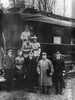 Photographie prise après la signature de l'armistice à la sortie du « wagon de l'Armistice ».