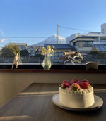 富士宮市のケーキカフェcafe verbの店内から富士山を眺めることができます