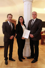 Bürgermeister Resch, Vizebürgermeister Derler und Gemeinderätin Höllerschmid mit der Gelöbnis-Urkunde. Foto:zVg