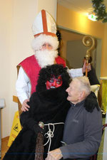Der 101-jährige Bewohner Franz Lindner freute sich über den Besuch von Nikolo und Krampus ebenso wie die jüngeren BesucherInnen. Foto:zVg