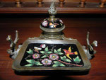 Encrier en bronze et émail cloisonné à décor de fleurs, papillons et oiseaux dans le goût asiatique, fin XIXème