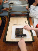 Atelier de linogravure à l’artothèque.