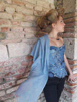 Bustier pièce unique et écharpe en laine et soie teintés à la main avec le pastel