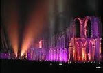 l'abbaye illuminée la nuit