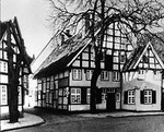 Gründungsstätte des Verlages war 1835 das Bertelsmann-Haus an der Kirchstraße 3. Es wurde am 10.11.1938 niedergebrannt, da es der jüdischen Familie Löwenbach gehörte.