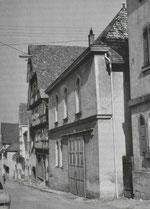 Die Synagoge als Lagerraum mit Toreinfahrt, Foto: www.foto-keidel.de, alle Rechte vorbehalten! Aus: Manuel Werner: Die Juden in Hechingen als religiöse Gemeinde, ZHG 20/1984: 156