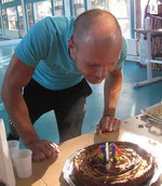 Eric souffle son gâteau d'anniversaire