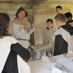 Démonstration de taille de pierre au château d'Eaucourt sur Somme picardie visite scolaire et tout public