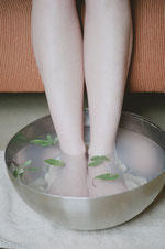 piedi nell 'acqua piena d'acqua calda, pediluvio