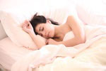 donna che dorme nel letto
