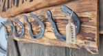 Garderobe, 4 SecondLife-Hufeisenhaken, geölt auf SecondLife-Holzbrett- 65 Euro