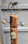 Vogelfutterstele, Detailansicht – 180 Euro