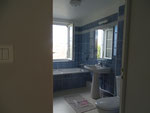 salle de bain indépendante pour la chambre bleue