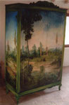Armario vintage renovado mediante la pintura al óleo.