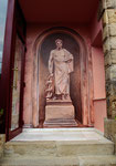 Trampantojo estatuario "Esculapio" en la entrada del hotel. Ya que el hotel cuenta con spa, se pintó al dios griego de la salud.