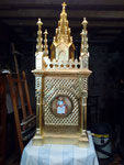 Sagrario dorado a la hoja con pintura al óleo sobre su puerta.