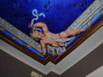 Pintura ornamental en el techo de una vivienda particular.