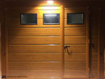Porta basculante coibentata simil legno con porticina centrale