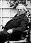 Georg Grimm auf der Terrasse seines Landhauses in Utting a.A.