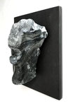Die Schönheitslinie, Wandobjekt, 2023, Serpentin, 17 x 14 x 9 cm
