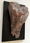 Indifferenz, 2023, Wandobjekt, Brasilianischer Steatit, ca. 26 x 13 x 16 cm