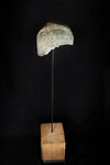 In der Schwebe, 2021, Steatit, Metall, Holz, Höhe 115 cm