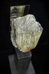 Guter Wille reicht nicht, 2022, Grüner Serpentin, Metall, Spiegel, 45 cm